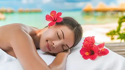 Femme allongée sur une table de massage
