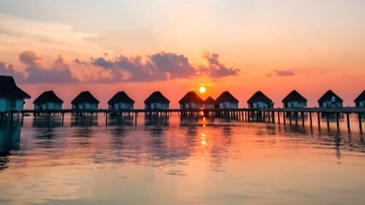 Villas sur pilotis au coucher du soleil