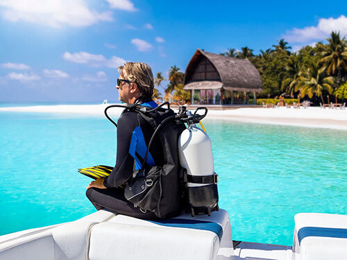 Plongeur en combinaison au bord d'un bateau