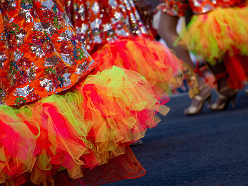 Jupons et tenues colorées lors du canaval