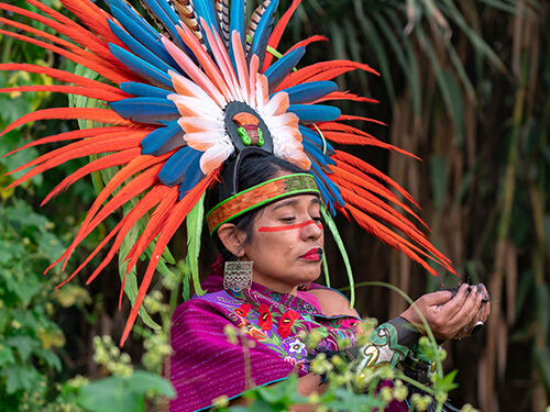 Femme avec coiffe en plumes