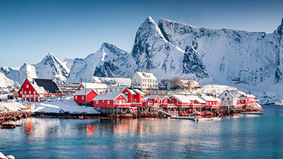 Maisons rouges dans un paysage enneigé aux Îles Lofoten