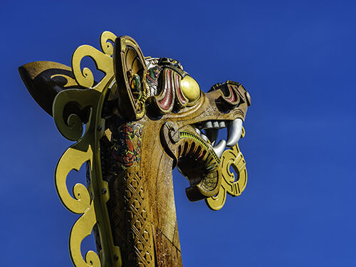 Tête de dragon en bois sur drakkar