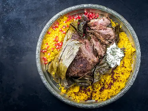Assiette avec riz jaune et viande