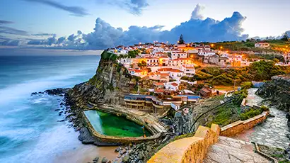 Village éclairé en bord de mer à Azenhas do Mar