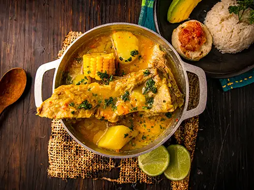 Plat en sauce avec riz, maïs, pomme de terre et citron