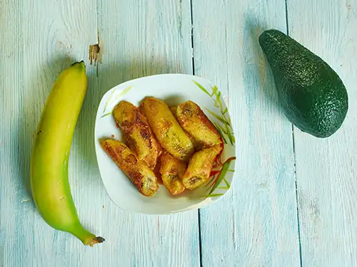 Beignets de banane dans une assiette