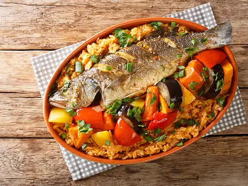 Plat avec riz, légimes et poisson