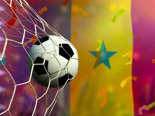 Ballon de football devant le drapeau du Sénégal