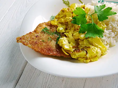 Assiette avec plat au curry