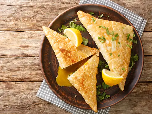 Assiette avecd es bricks à l'oeuf