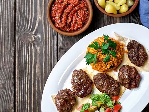 Assiette avec boulettes et blé