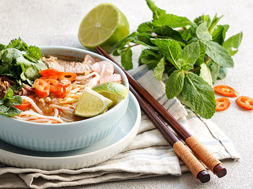 Bol avec bouillon, nouilles et légumes