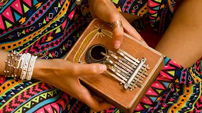 Femme qui joue du kalimba