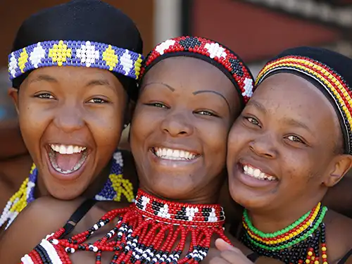 3 femmes avec bandeaux et colliers en perles
