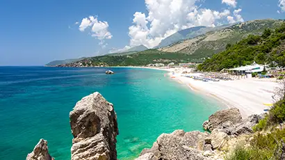 Plage de sable blanc et eau turquoise