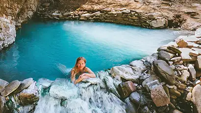 Femme dans une source d'eau chaude à Benja