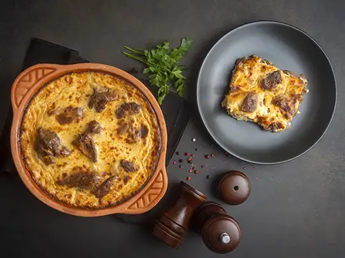 Tavë kosi, spécialité avec du gigot d'agneau