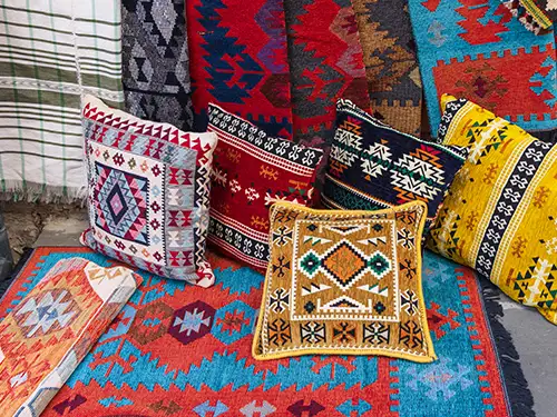 Coussins et tapis colorés avec motifs