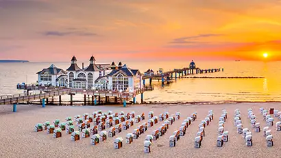 Plage de sable à Rügen au coucher du soleil