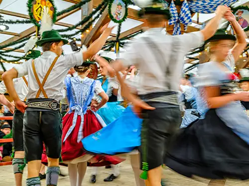 Couples qui dansent en tenues traditionnelles