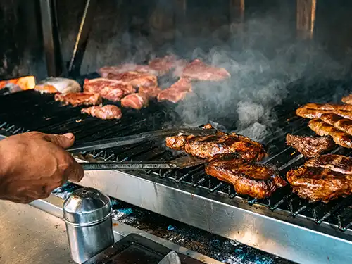 Viande sur un grill de barbecue