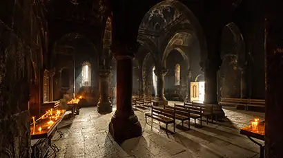 Intérieur d'une église avec bougies allumées