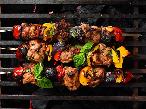 Grillages avec brochettes de viande et légumes