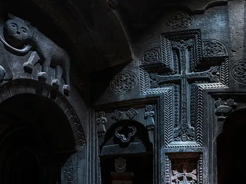 Façades sculptées à l'intérieur d'une église