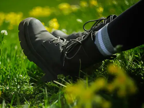 Chaussures de randonnée sur l'herbe