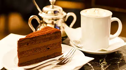 Tasse de chocolat viennois et part de gâteau