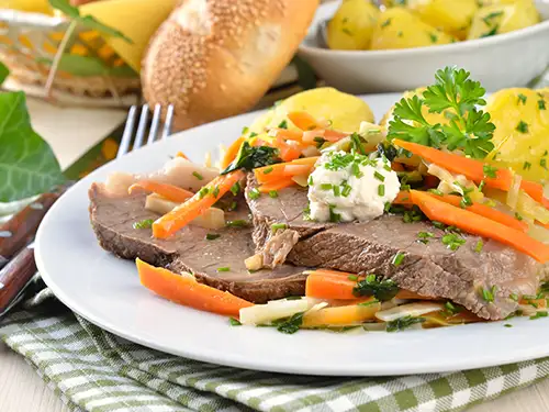 Assiette avec viande et légumes