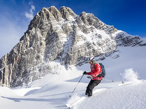 Skieur dans les montagnes enneigées