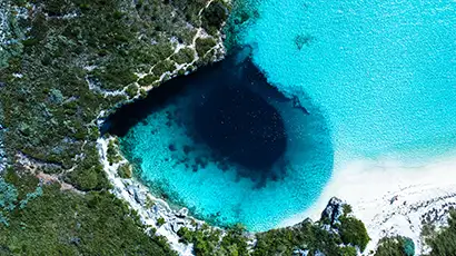 Vue aérienne d'une plage aux eaux turquoise
