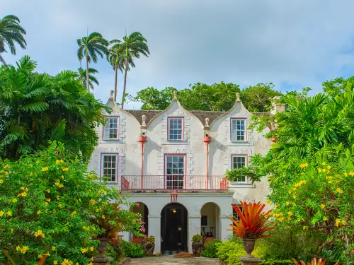 Bâtiment typique entouré de végétation