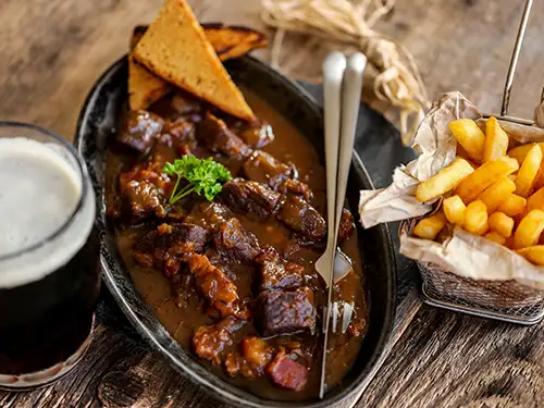 Assiette de carbonnade avec frites