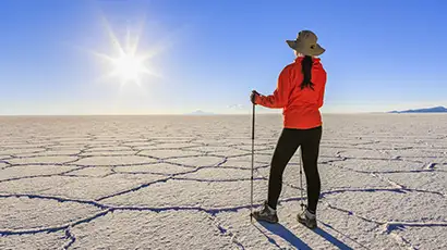 Femme dans le désert de sel