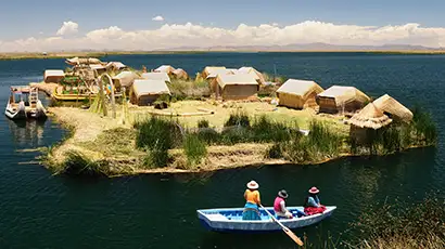 Trois boliviennes dans une barque, devant une île