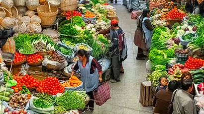 Marché avec fruits et légumes