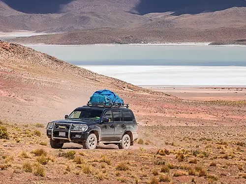 Véhicule 4x4 dans le désert