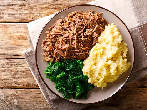 Assiette avec épinards, viande et polenta