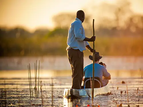 Homme debout dans une barque sur l'eau