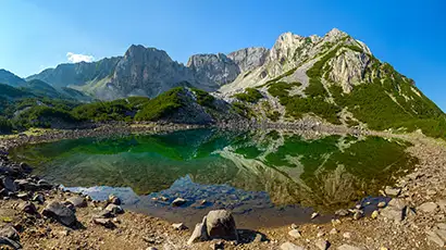 Lac avec montagnes en arrière plan