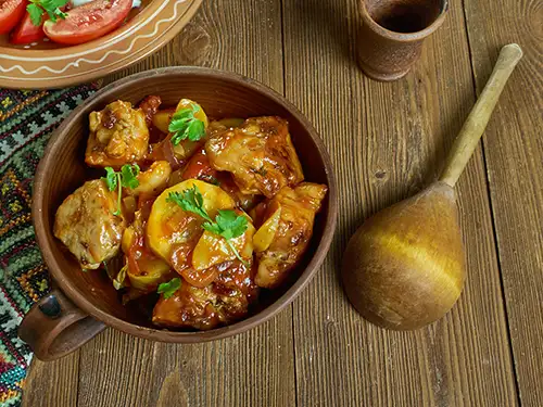 Plat avec viande mijotée et sauce