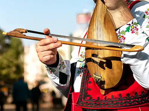 Homme en tenue traditionelle et instrument de musique
