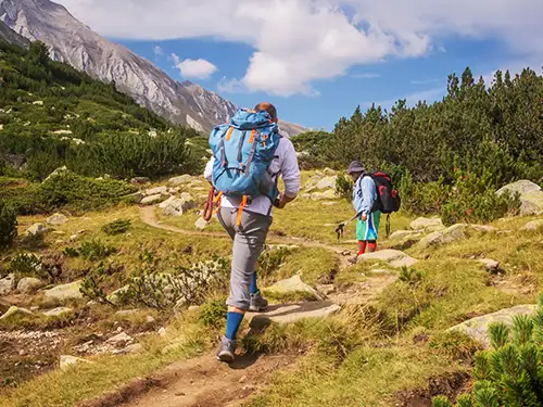 Hommes dans les montagnes en randonnée