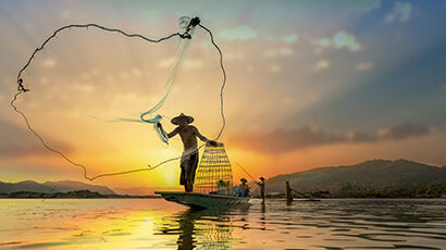Pêcheur sur sa barque avec filet