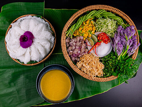 Assiette de crudités sur feuille de bananier