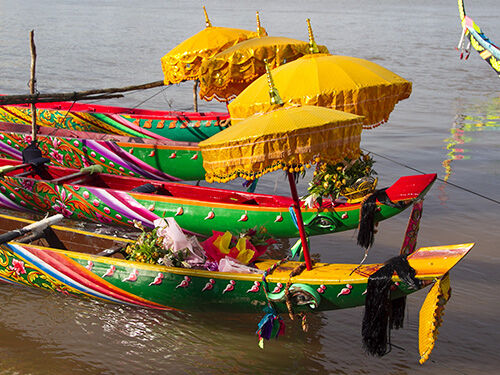Barques colorées avec parasols jaunes