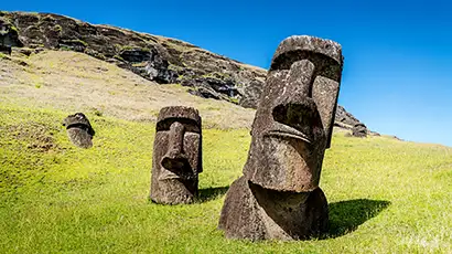Singes dans les sources d'eau chaude